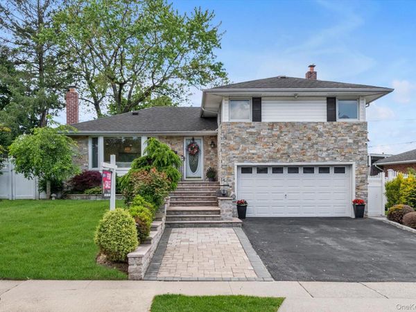 98 Belmont Circle, Syosset, NY 11791