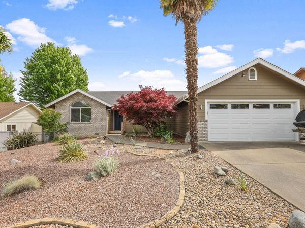 905 NW Regent Drive, Grants Pass, OR 97526