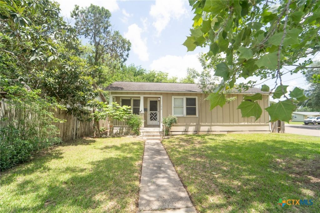 1612 E Mesquite Lane, Victoria, TX 77901 Main Photo
