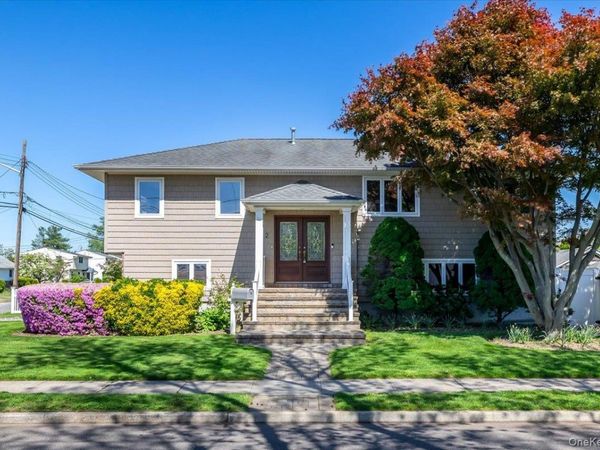 2 Prose Street , Hicksville, NY 11801