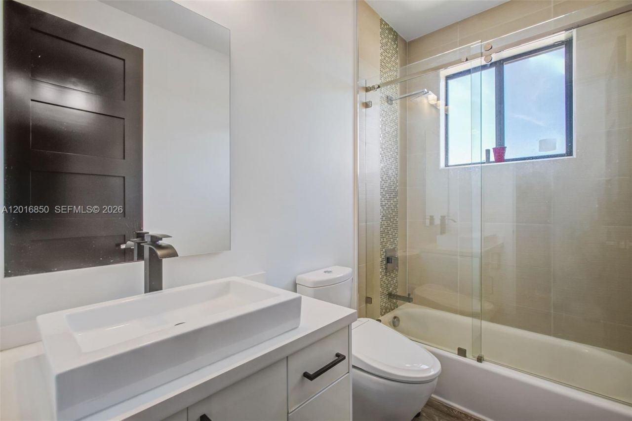 18101 NW 85th Ave, Hialeah, FL 33015 Photo
