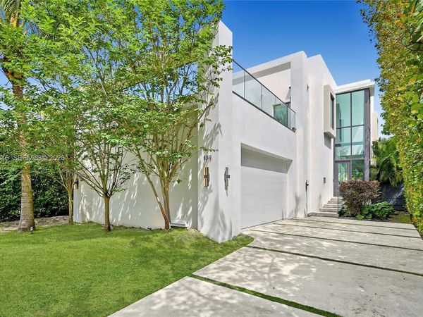 1311 Bay Dr , Miami Beach, FL 33141