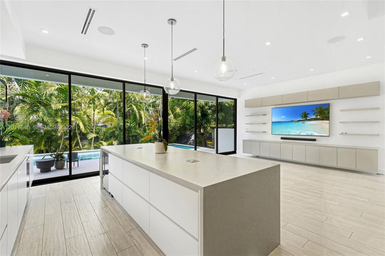 1311 Bay Dr , Miami Beach, FL 33141 Photo