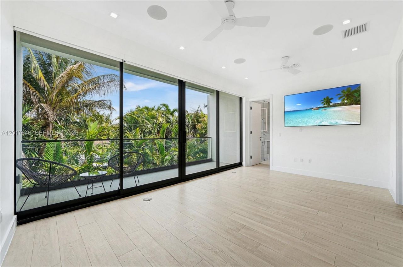 1311 Bay Dr , Miami Beach, FL 33141 Photo