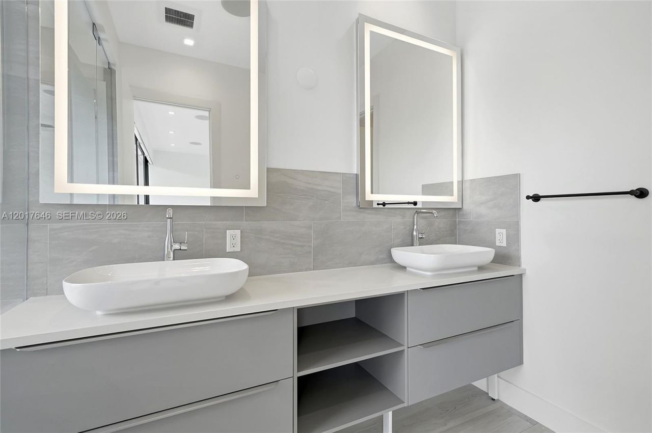 1311 Bay Dr , Miami Beach, FL 33141 Photo