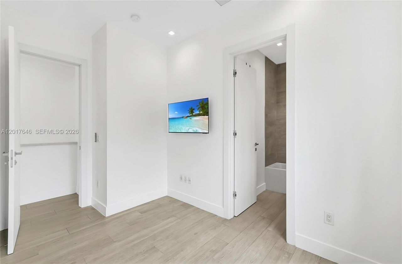 1311 Bay Dr , Miami Beach, FL 33141 Photo