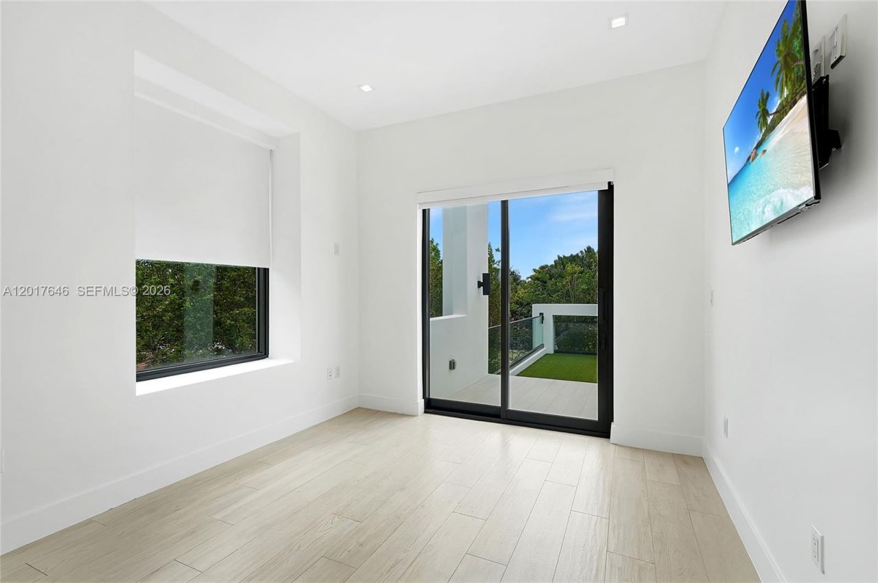 1311 Bay Dr , Miami Beach, FL 33141 Photo
