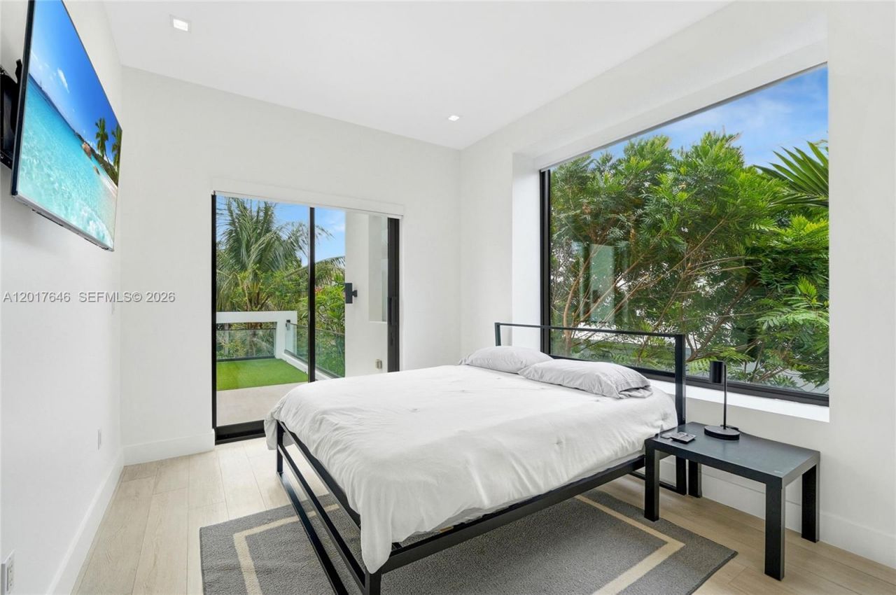 1311 Bay Dr , Miami Beach, FL 33141 Photo