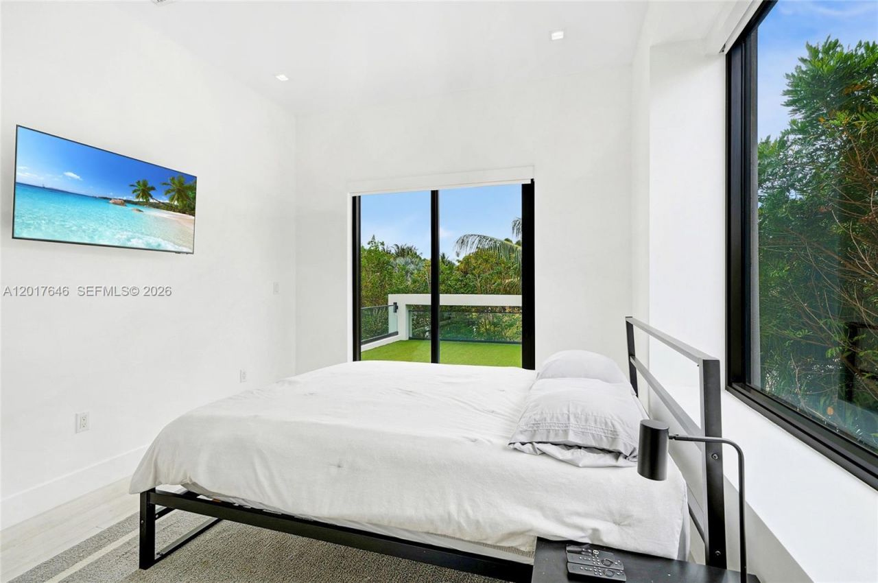 1311 Bay Dr , Miami Beach, FL 33141 Photo