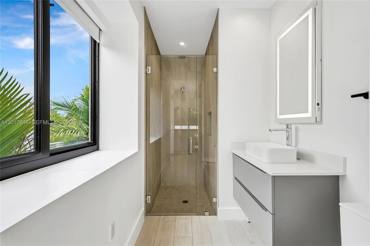 1311 Bay Dr , Miami Beach, FL 33141 Photo
