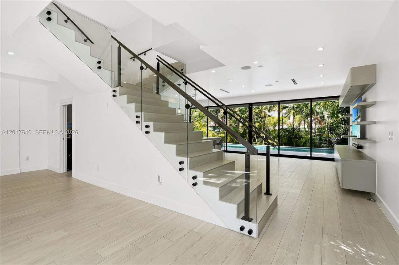 1311 Bay Dr , Miami Beach, FL 33141 Photo