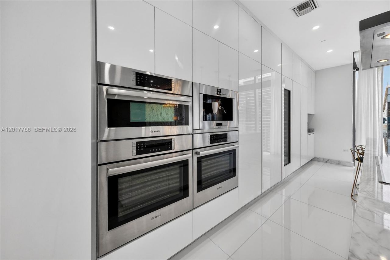 88 SW 7th St, Unit 4202, Miami, FL 33130 Photo