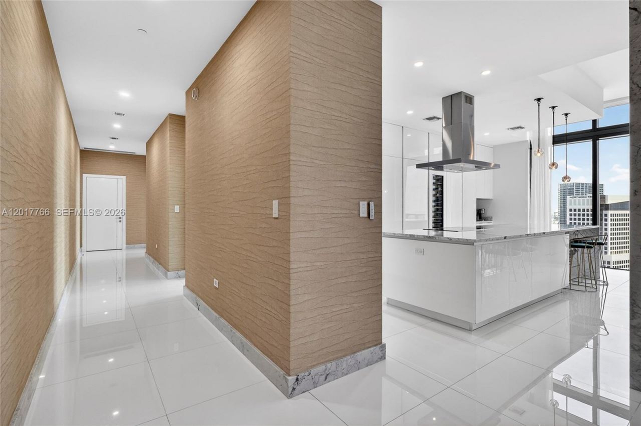 88 SW 7th St, Unit 4202, Miami, FL 33130 Photo