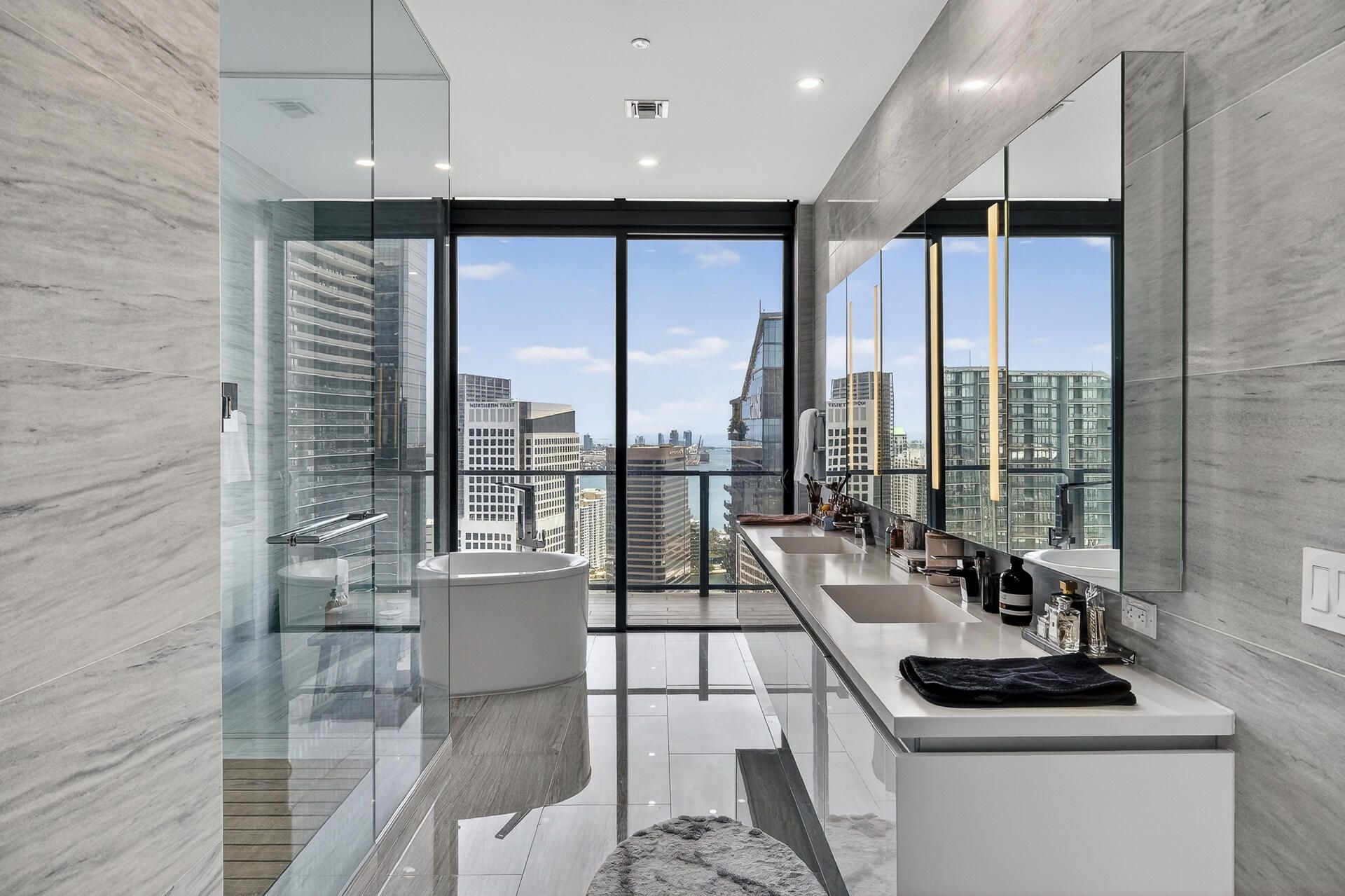 88 SW 7th St, Unit PH4202, Miami, FL 33130 Photo