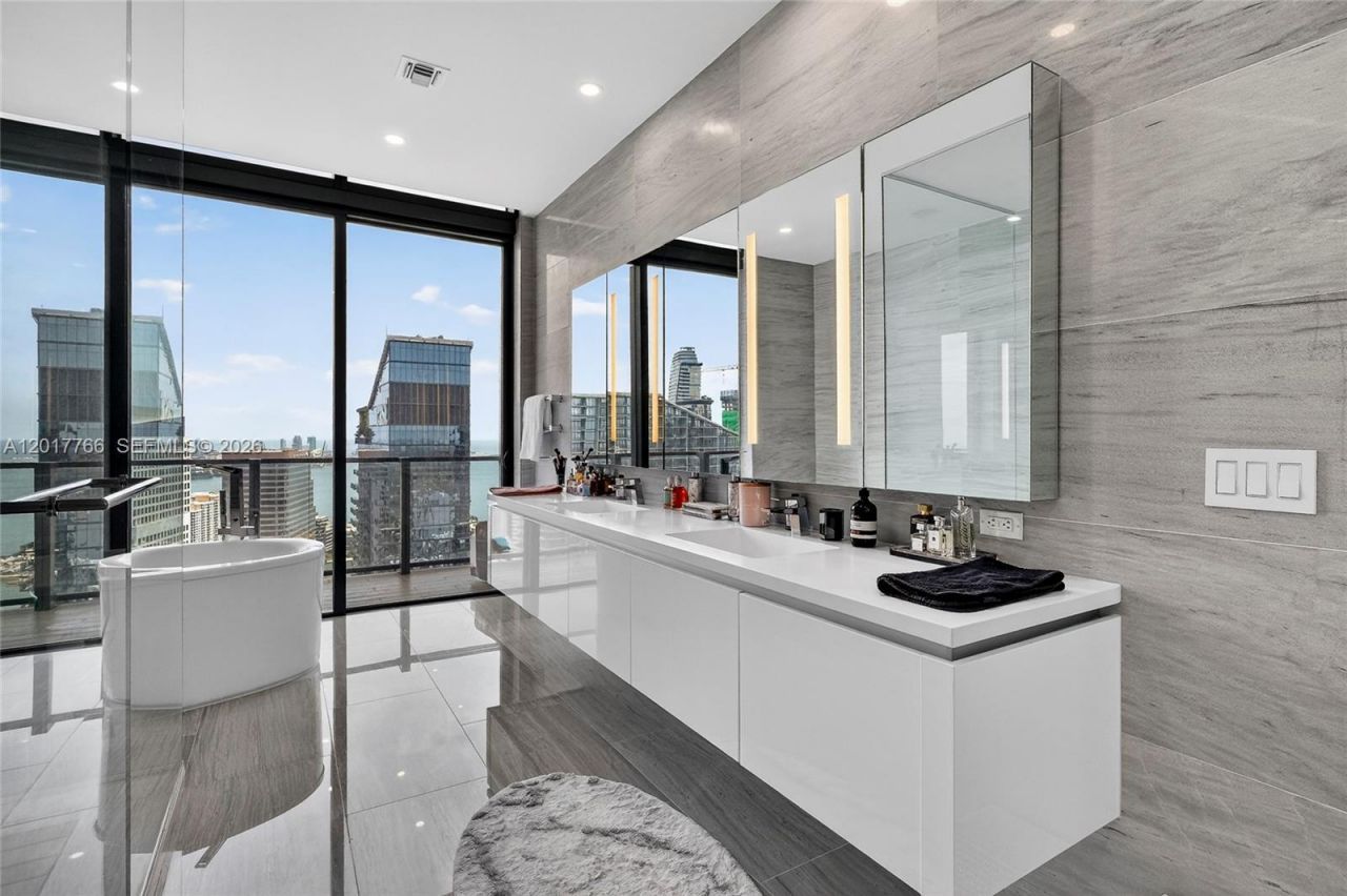 88 SW 7th St, Unit 4202, Miami, FL 33130 Photo