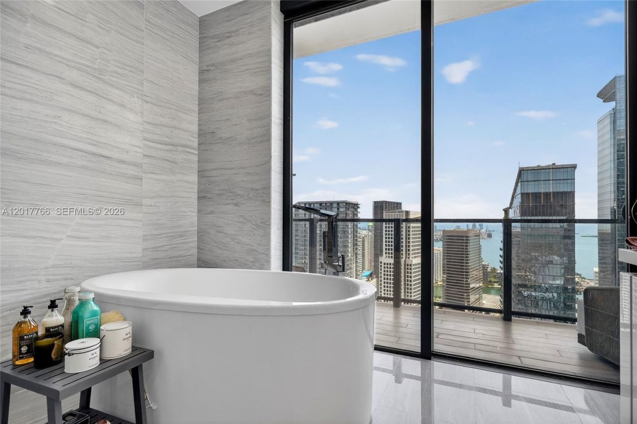 88 SW 7th St, Unit 4202, Miami, FL 33130 Photo