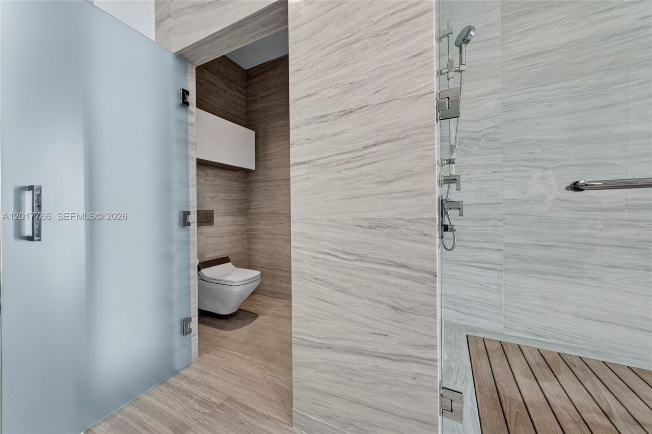 88 SW 7th St, Unit 4202, Miami, FL 33130 Photo