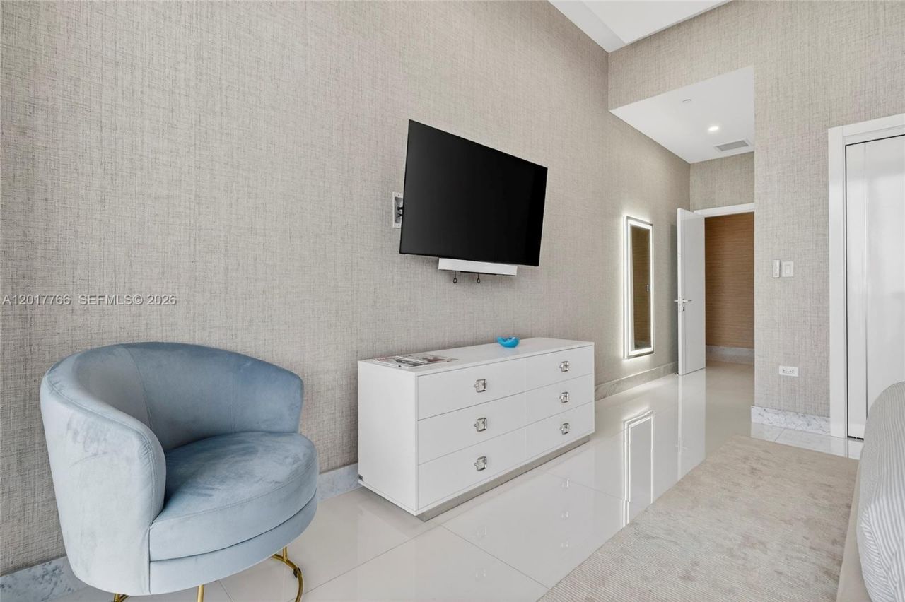 88 SW 7th St, Unit 4202, Miami, FL 33130 Photo