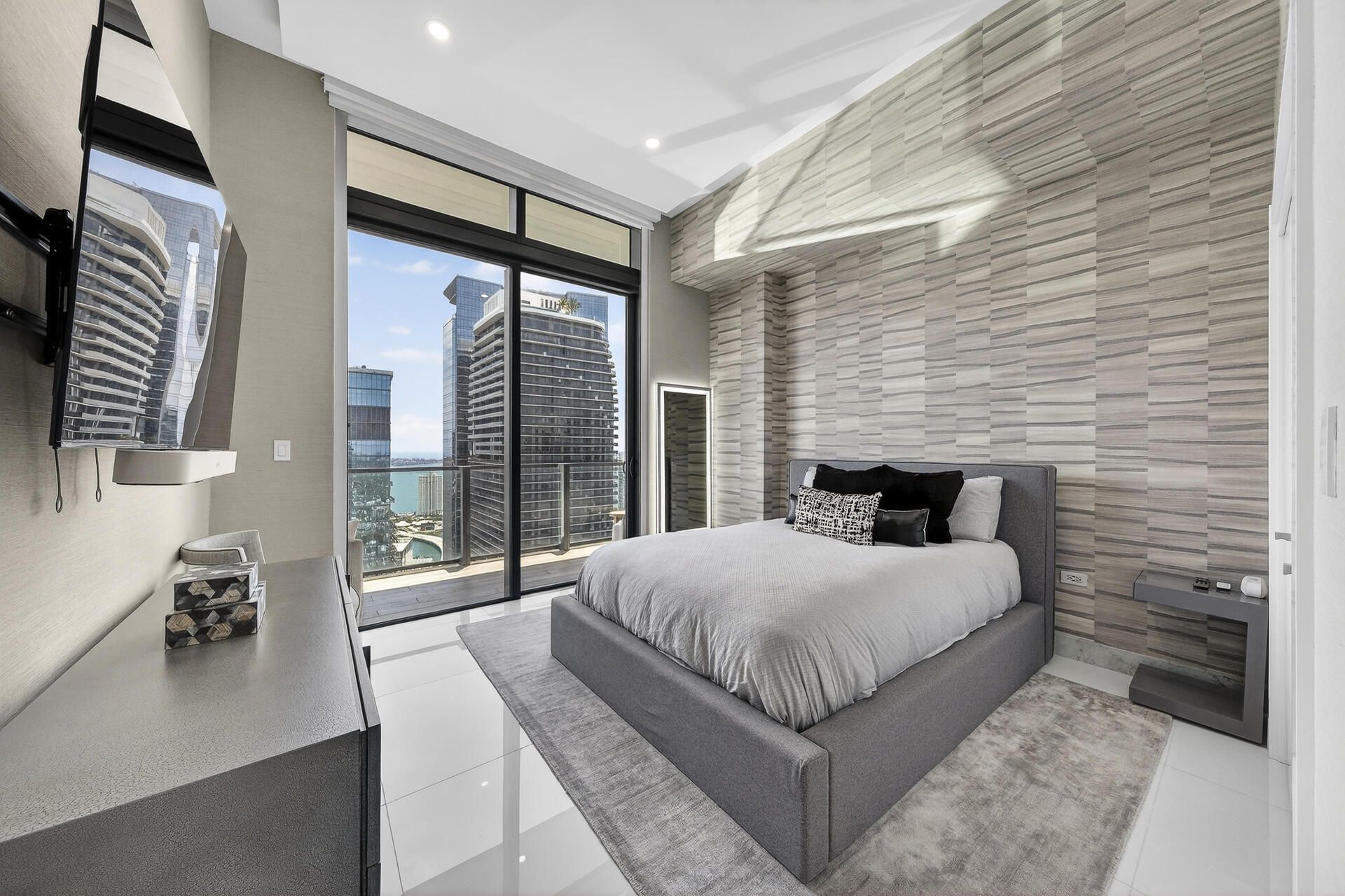 88 SW 7th St, Unit 4202, Miami, FL 33130 Photo