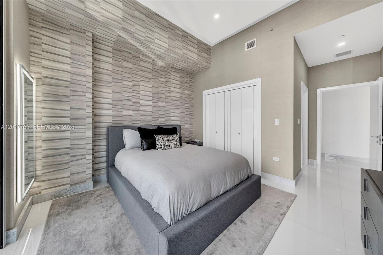88 SW 7th St, Unit 4202, Miami, FL 33130 Photo