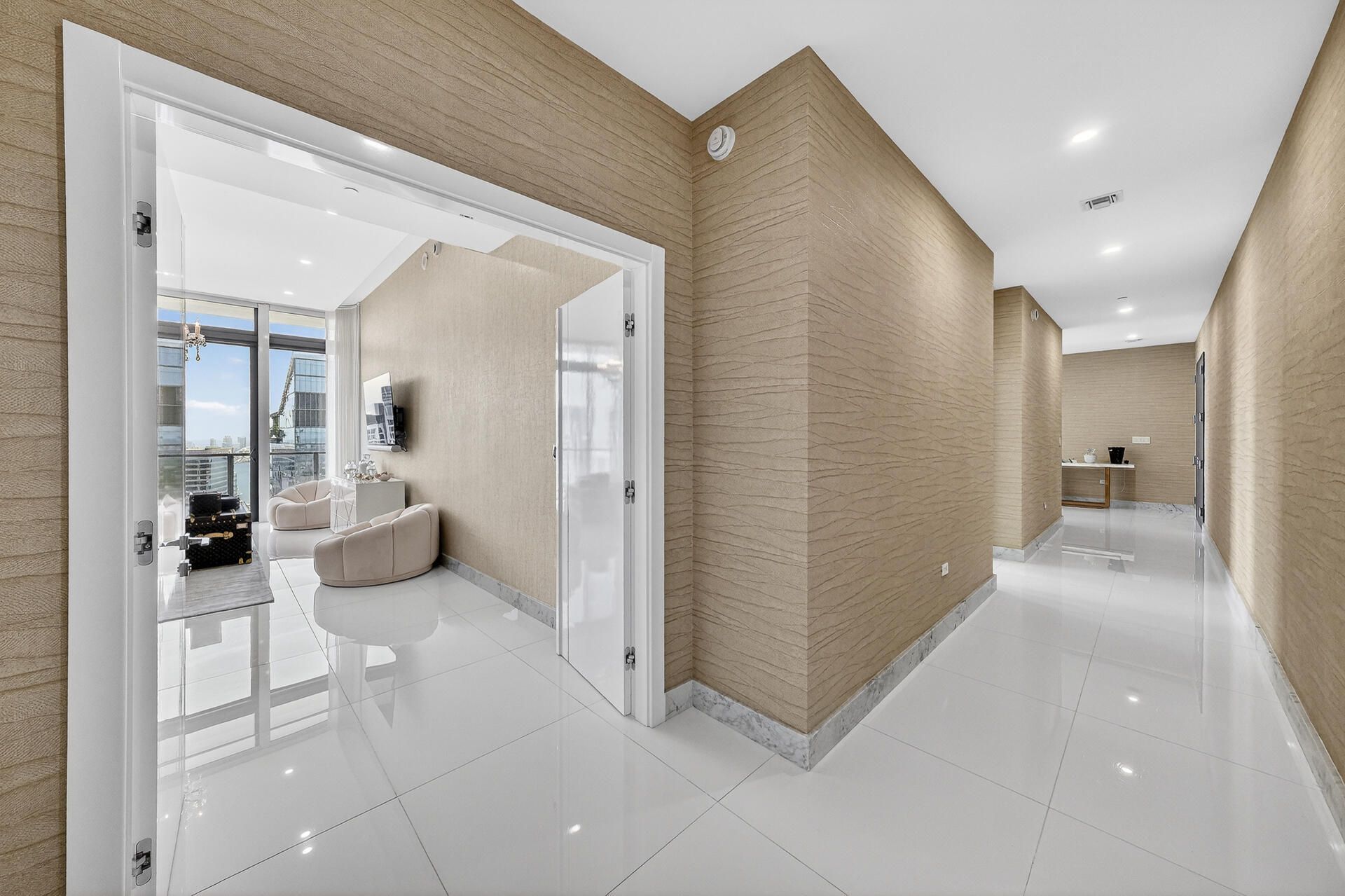 88 SW 7th St, Unit 4202, Miami, FL 33130 Photo