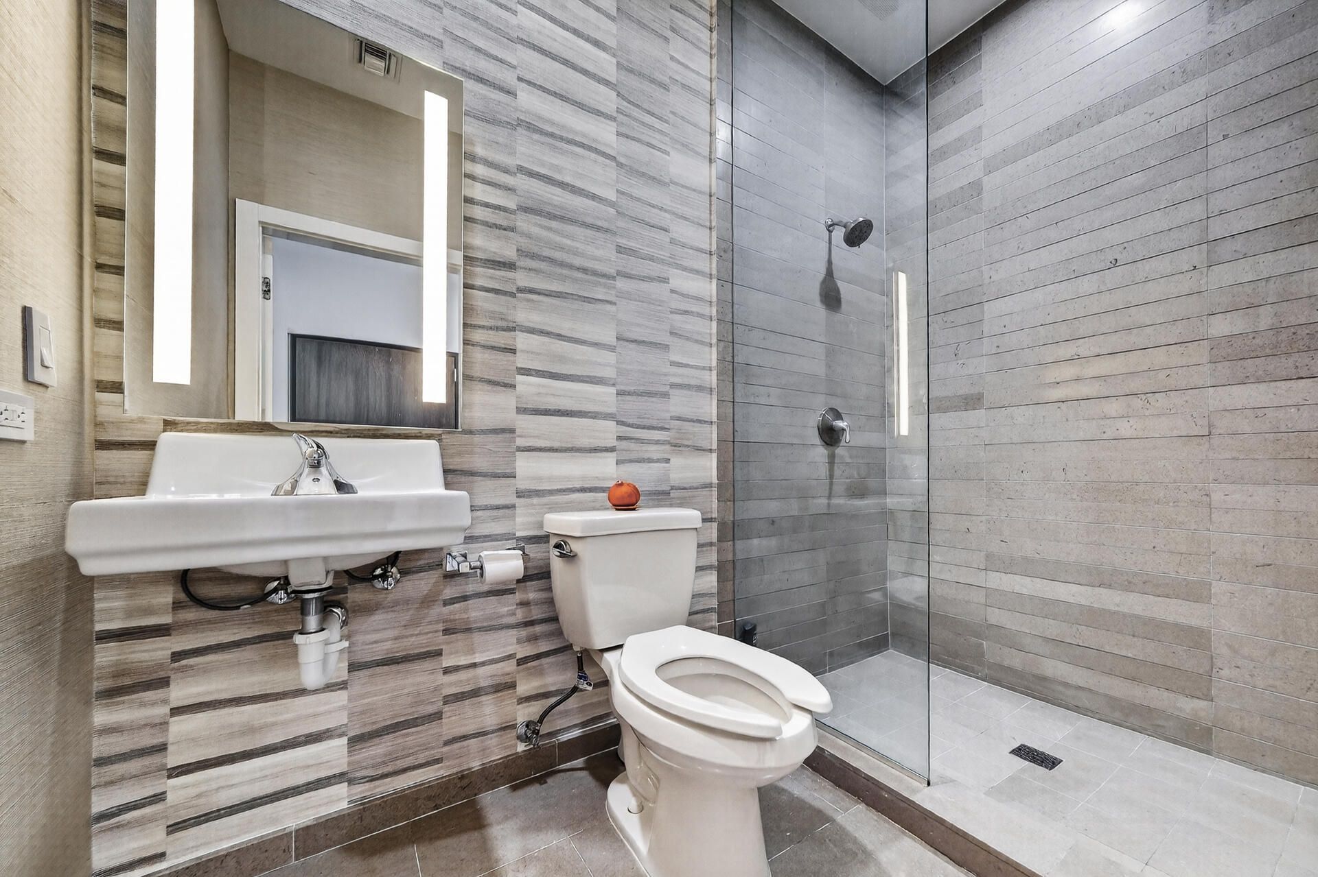 88 SW 7th St, Unit PH4202, Miami, FL 33130 Photo
