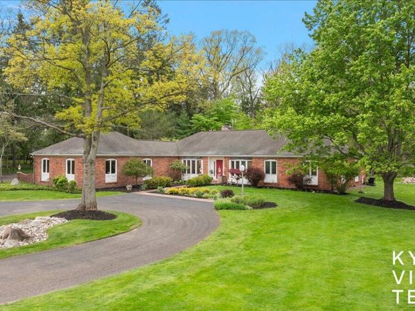1585 River Oaks Drive SE, Ada, MI 49301