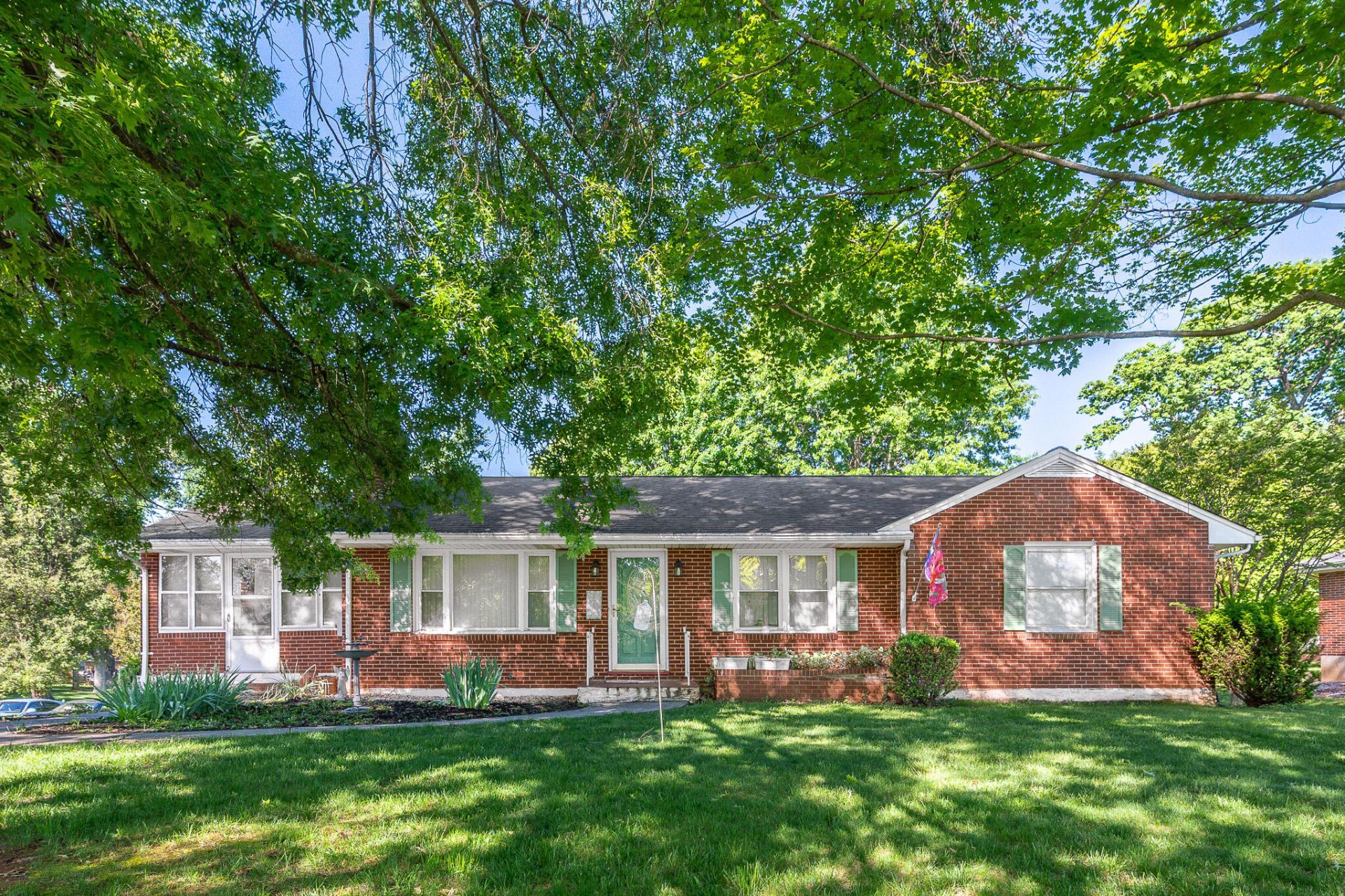 1533 Oakwood St, Bedford, VA 24523 Main Photo
