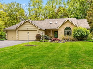 472 Maplewoods Ln, Webster, NY 14580