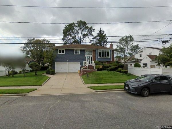 15 6th Avenue , Farmingdale, NY 11735