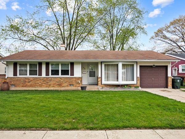 15 Wildwood Road , Elk Grove Village, IL 60007