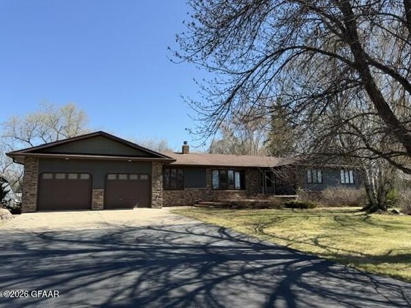 109 SANDWOOD Place, Park River, ND 58270