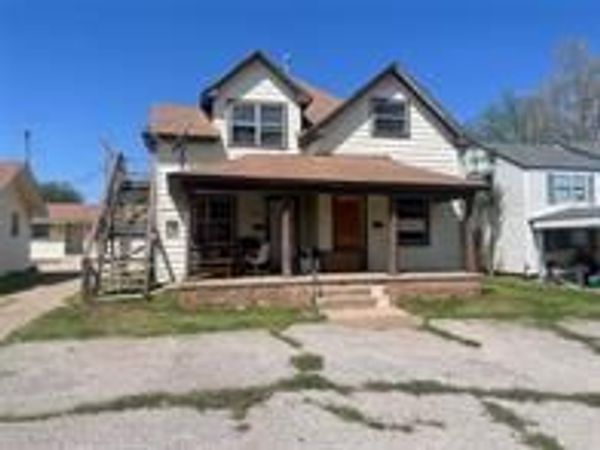 614 S 6th Street, Clinton, OK 73601