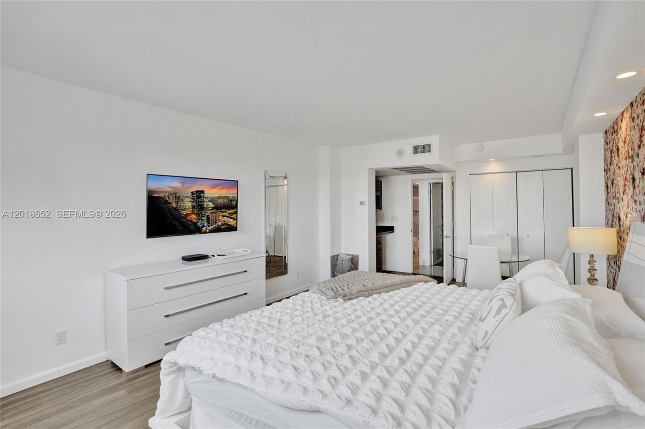 19370 Collins Ave , Unit 426, Sunny Isles Beach, FL 33160 Photo