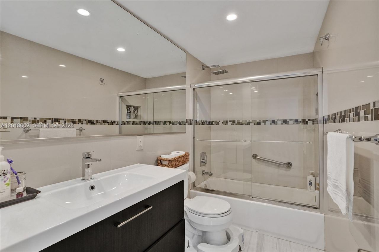 19370 Collins Ave , Unit 426, Sunny Isles Beach, FL 33160 Photo