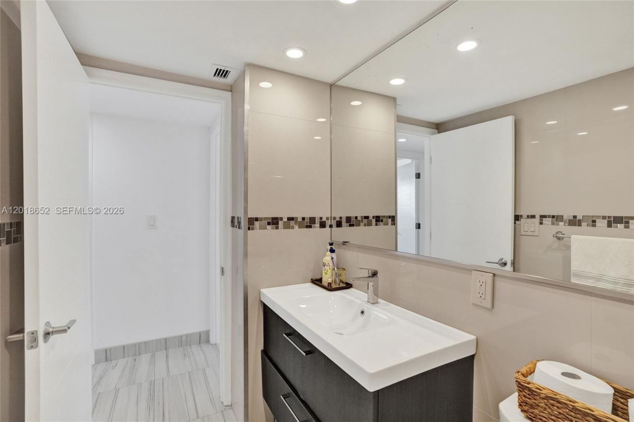 19370 Collins Ave , Unit 426, Sunny Isles Beach, FL 33160 Photo