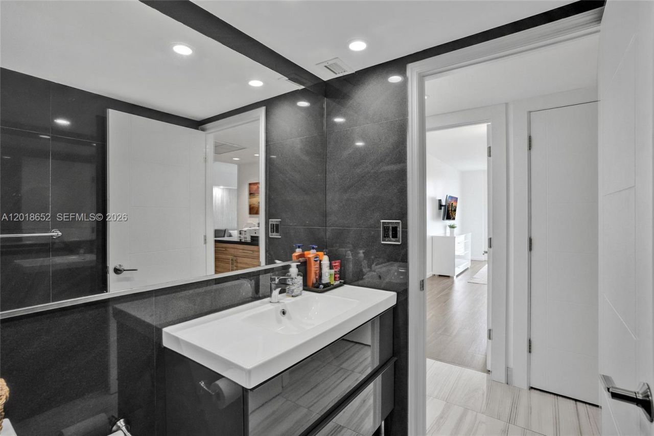 19370 Collins Ave , Unit 426, Sunny Isles Beach, FL 33160 Photo