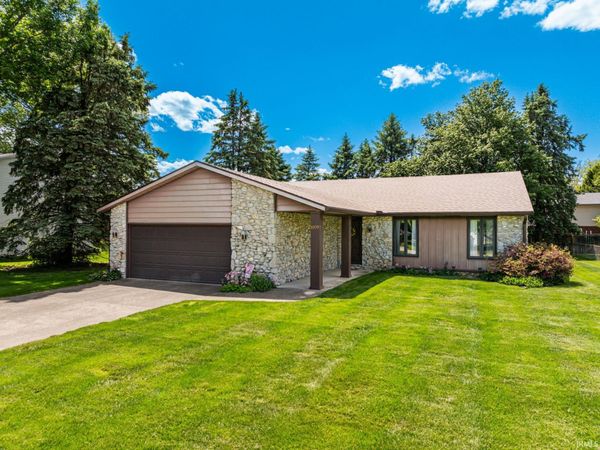 1009 S Stratford Court, Yorktown, IN 47396