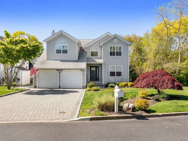 1 Fairwind Court, Oakdale, NY 11769