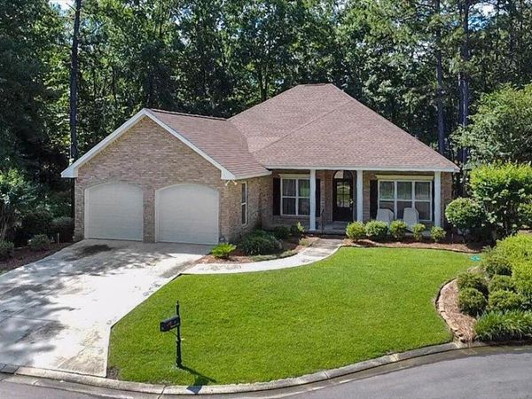 23 Honors Ln., Hattiesburg, MS 39402