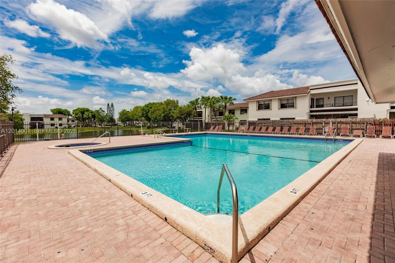 10833 NW 7th St , Unit 10-22, Miami, FL 33172 Photo
