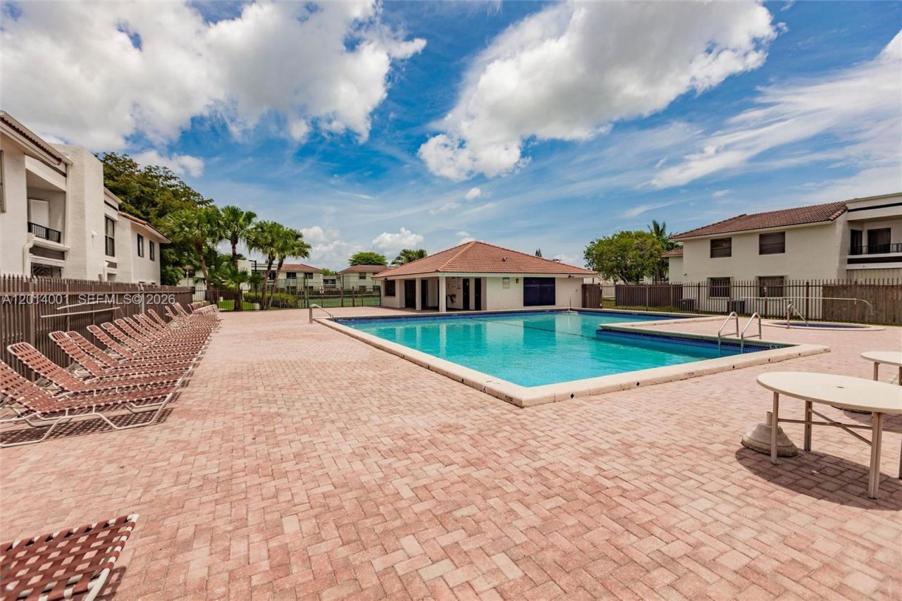 10833 NW 7th St , Unit 10-22, Miami, FL 33172 Photo