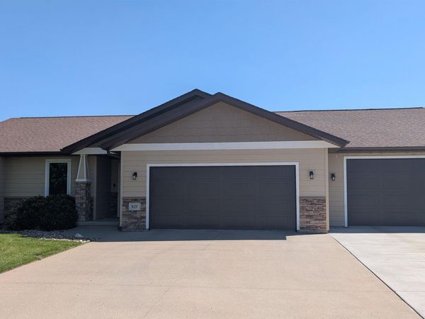 927 16TH ST SE, Sioux Center, IA 51250