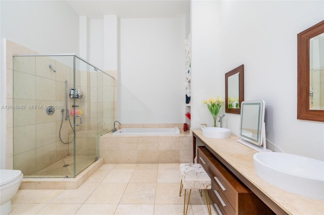 475 Brickell Ave, Unit 2209, Miami, FL 33131 Photo