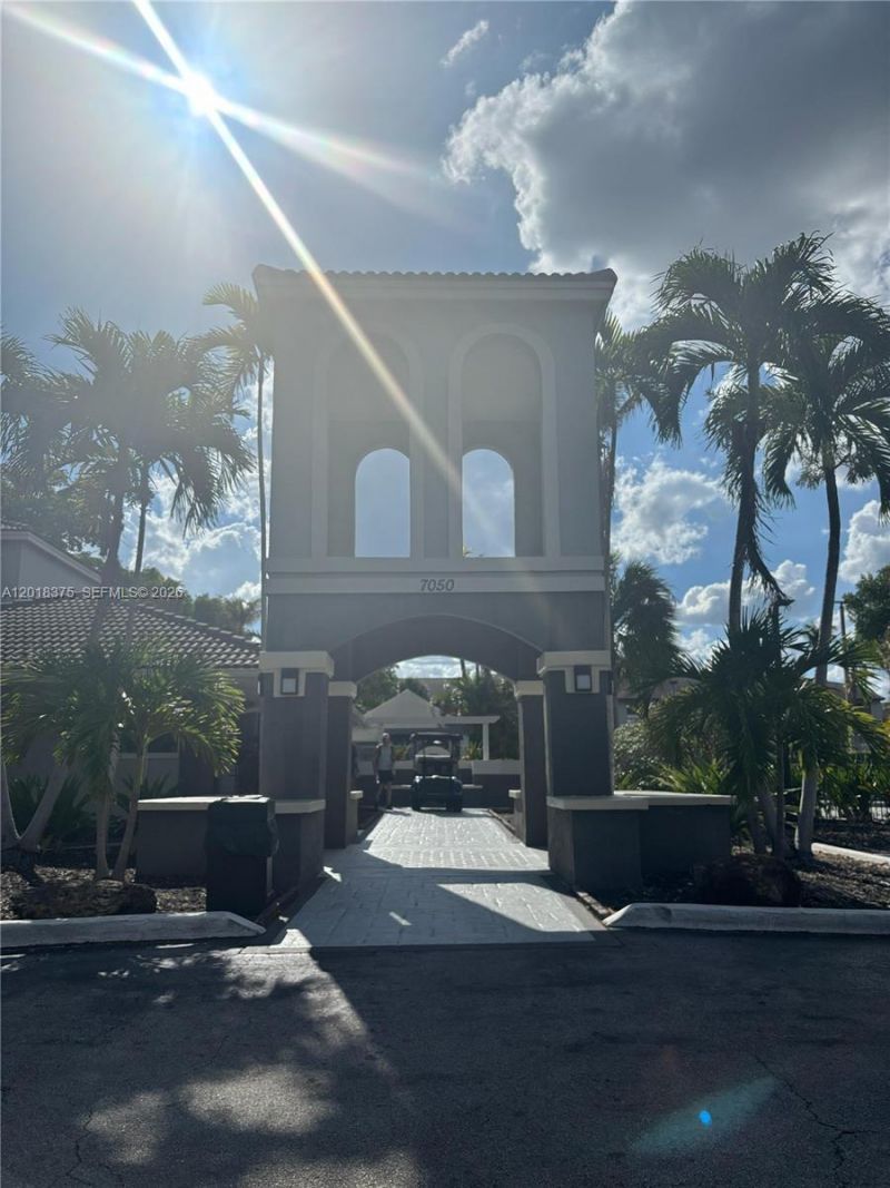 7160 NW 179th St, Unit 302, Hialeah, FL 33015 Photo
