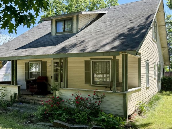 723 S Spring Street , Grove, OK 74344