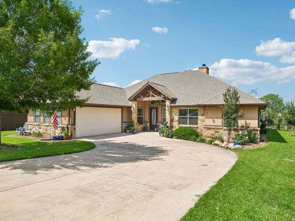 137 FAIRWAY DR, Floresville, TX 78114