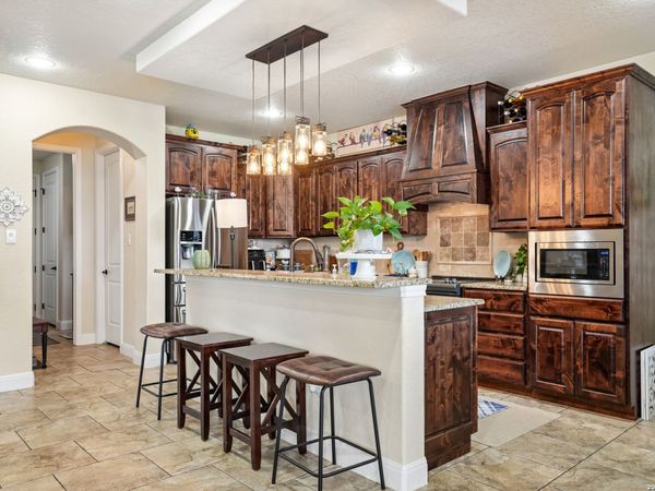 137 FAIRWAY DR, Floresville, TX 78114