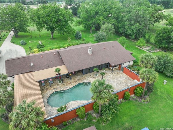 2035 S MAGNOLIA AVE, Luling, TX 78648