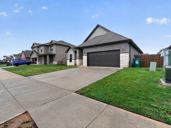 2100 Periwinkle Place, Centerton, AR 72719